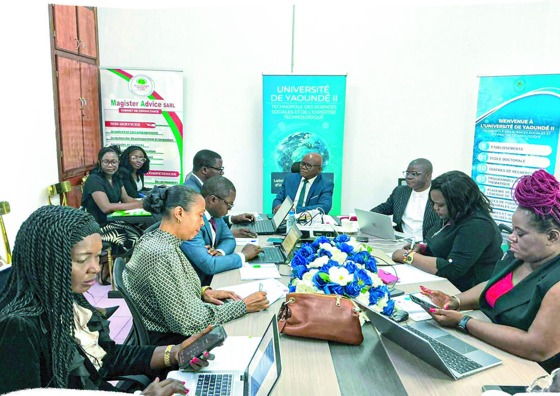 Équipe Magister Advice en séance de travail à l'Université de Yaoundé II